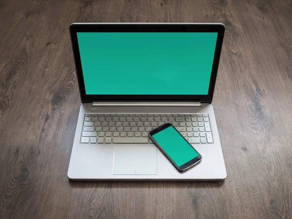 Laptop und Mobiltelefon mit leerem Bildschirm, Notebook-Attrappe — Stockfoto