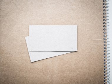Boş kartvizit kraft defter kapağında, mockup