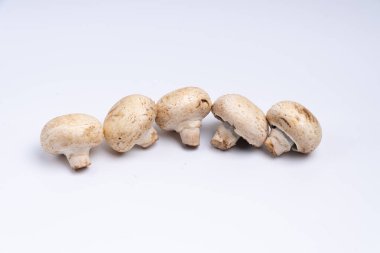 Mantar düğmesi beyaz arkaplanda izole edilmiş. sebze yemeği. Doğadan gelen yiyecek. Stüdyo ışıklandırma