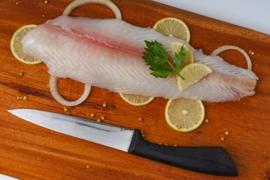 Tahta tepside taze fileto balığı.