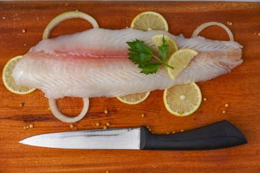 Tahta tepside taze fileto balığı.