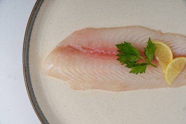 Seramik tabakta taze fileto.