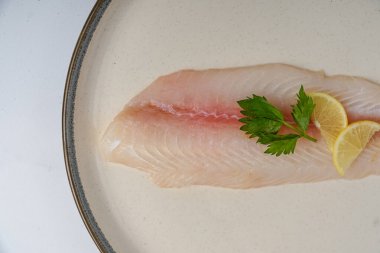 Seramik tabakta taze fileto.