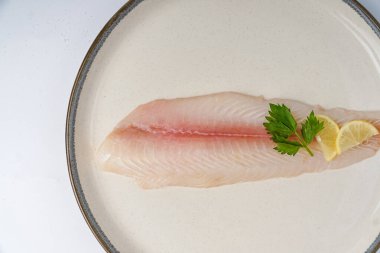 Seramik tabakta taze fileto.