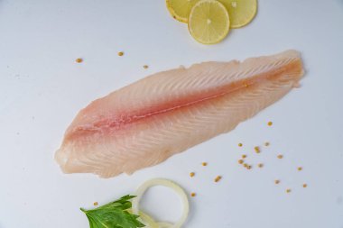 Beyaz arkaplanda taze fileto.