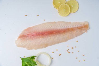 Beyaz arkaplanda taze fileto.