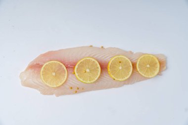 Beyaz arkaplanda taze fileto.