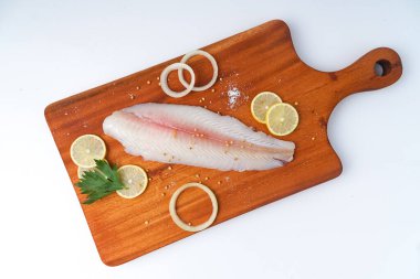 Tahta tepside taze fileto balığı.