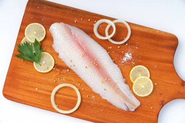 Tahta tepside taze fileto balığı.