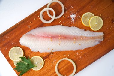 Tahta tepside taze fileto balığı.