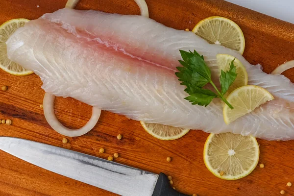 Frischer Filet Dorade Fisch Auf Holzschale — Stockfoto