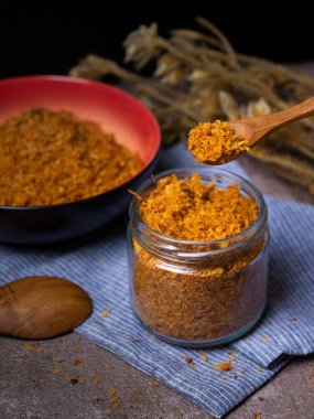 Cam bir kavanozda servis edilen doğranmış tavuk ve kase okumak.