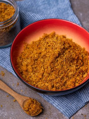 Cam bir kavanozda servis edilen doğranmış tavuk ve kase okumak.