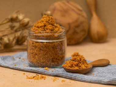 Cam kavanozda ve tahta kaşıkta servis edilen doğranmış tavuk..