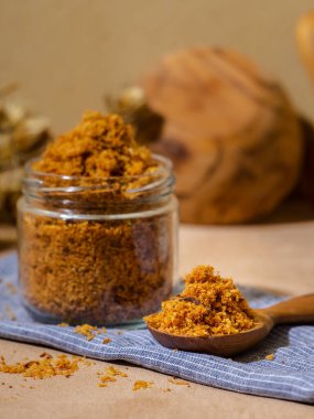 Cam kavanozda ve tahta kaşıkta servis edilen doğranmış tavuk..