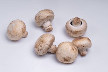 Mantar düğmesi beyaz arkaplanda izole edilmiş. sebze yemeği. Doğadan gelen yiyecek. Stüdyo ışıklandırma