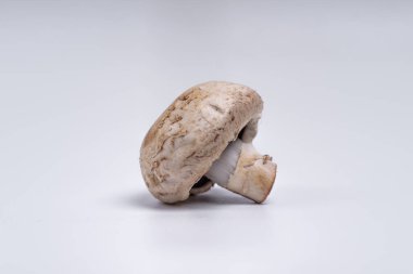 Mantar düğmesi beyaz arkaplanda izole edilmiş. sebze yemeği. Doğadan gelen yiyecek. Stüdyo ışıklandırma