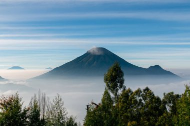 Sindoro dağlarının merkezi Java Endonezya 'daki bulutlar denizi sabah erkenden tepeden görünüyor.