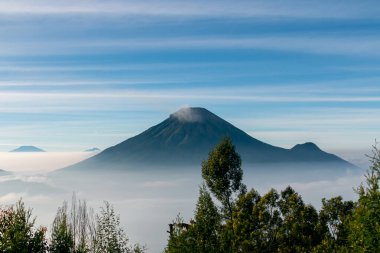 Sindoro dağlarının merkezi Java Endonezya 'daki bulutlar denizi sabah erkenden tepeden görünüyor.
