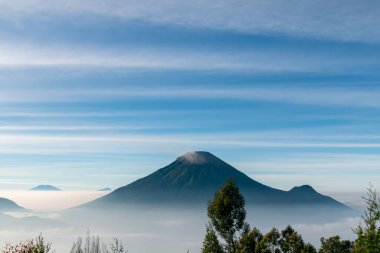 Sindoro dağlarının merkezi Java Endonezya 'daki bulutlar denizi sabah erkenden tepeden görünüyor.
