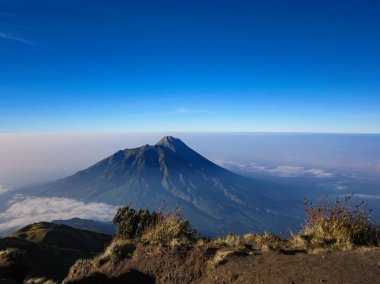 Orta Java, Endonezya 'daki Merbabu Dağı' nın tepesinden sabah manzarası.