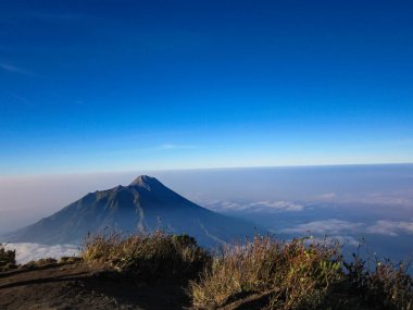 Orta Java, Endonezya 'daki Merbabu Dağı' nın tepesinden sabah manzarası.