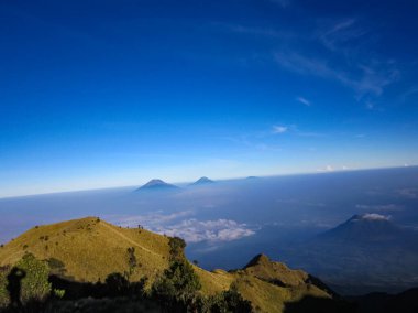 Orta Java, Endonezya 'daki Merbabu Dağı' nın tepesinden sabah manzarası.