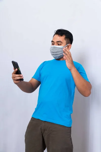 Ein Mann Trägt Eine Medizinische Maske Und Eine Stoffmaske Sich — Stockfoto