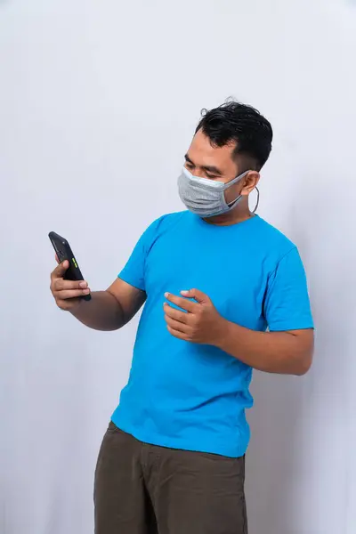 Ένας Άντρας Φοράει Ιατρική Μάσκα Και Υφασμάτινη Μάσκα Για Προστασία — Φωτογραφία Αρχείου