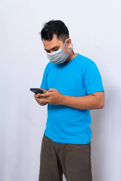 Een Man Draagt Een Medisch Masker Een Doekmasker Beschermen Tegen — Stockfoto