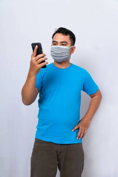 Een Man Draagt Een Medisch Masker Een Doekmasker Beschermen Tegen — Stockfoto