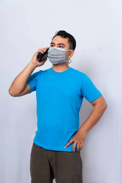 Een Man Draagt Een Medisch Masker Een Doekmasker Beschermen Tegen — Stockfoto