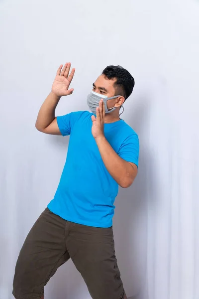 Een Man Draagt Een Medisch Masker Een Doekmasker Beschermen Tegen — Stockfoto
