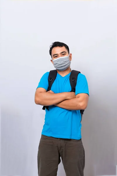 Ένας Άντρας Μαύρο Σακίδιο Φοράει Ιατρική Μάσκα Και Υφασμάτινη Μάσκα — Φωτογραφία Αρχείου