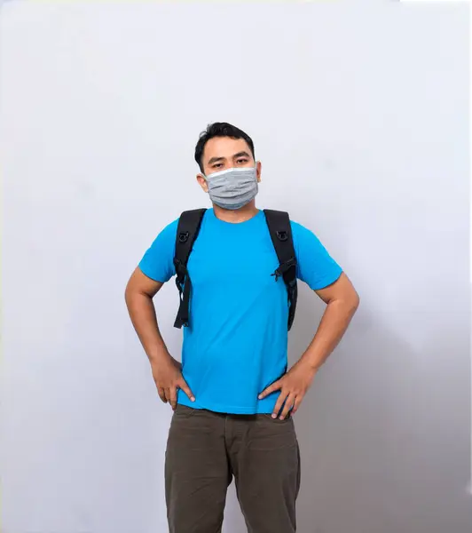 Hombre Con Mochila Negra Usa Máscara Médica Una Máscara Tela —  Fotos de Stock