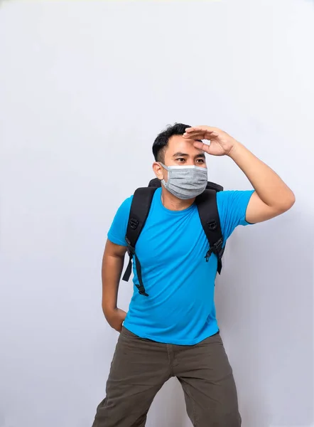 Een Man Met Een Zwarte Rugzak Draagt Een Medisch Masker — Stockfoto