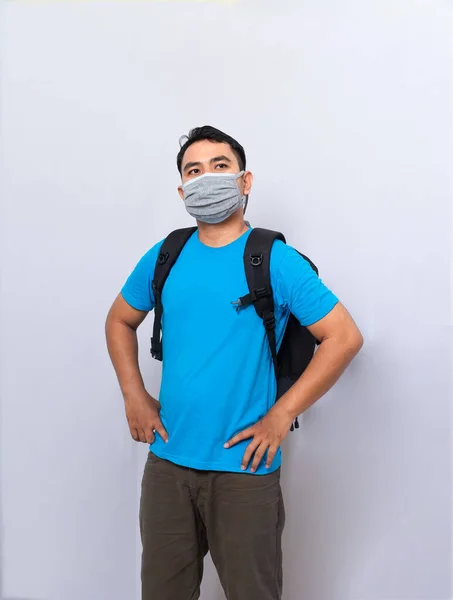 Uomo Con Zaino Nero Indossa Una Maschera Medica Una Maschera — Foto Stock