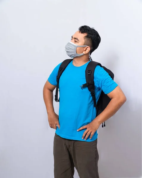 Egy Férfi Fekete Hátizsákkal Orvosi Maszkot Kendőmaszkot Visel Hogy Megvédje — Stock Fotó