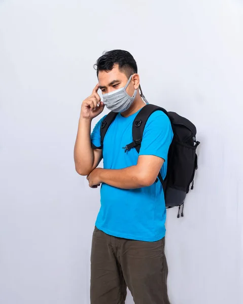 Человек Черным Рюкзаком Носит Медицинскую Маску Тканевую Маску Защиты Вируса — стоковое фото