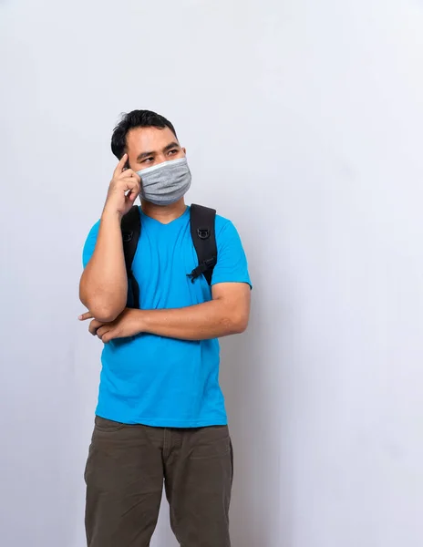 Een Man Met Een Zwarte Rugzak Draagt Een Medisch Masker — Stockfoto