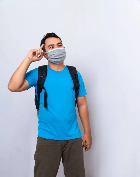 Uomo Con Zaino Nero Indossa Una Maschera Medica Una Maschera — Foto Stock