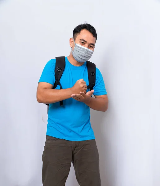 Человек Черным Рюкзаком Носит Медицинскую Маску Тканевую Маску Защиты Вируса — стоковое фото