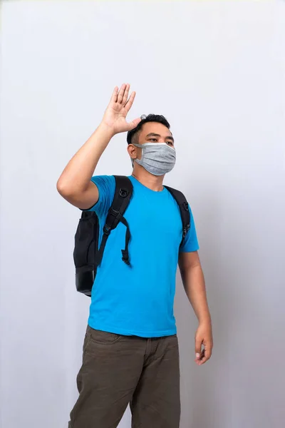 Een Man Met Een Zwarte Rugzak Draagt Een Medisch Masker — Stockfoto