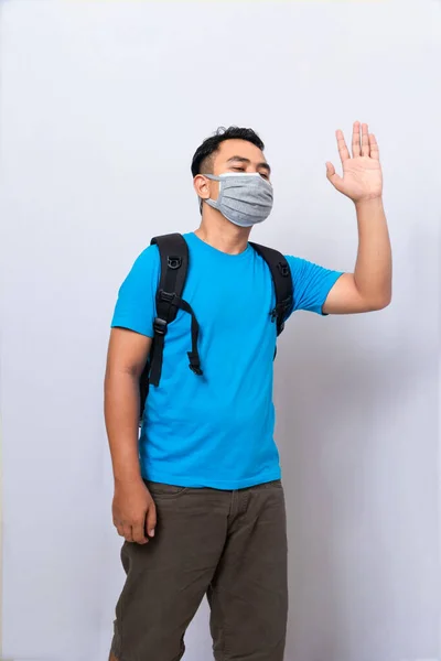 배낭을 남자는 의료용 마스크와 천으로된 마스크를 착용하고 — 스톡 사진