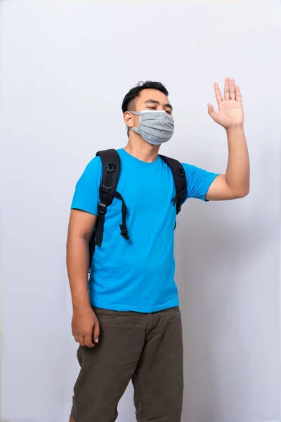 Man Med Svart Ryggsäck Bär Medicinsk Mask Och Trasa Mask — Stockfoto