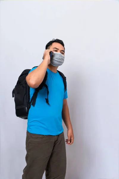 Homem Com Mochila Preta Usa Máscara Médica Uma Máscara Pano — Fotografia de Stock