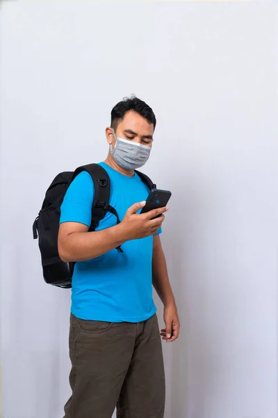 Muž Černým Batohem Nosí Lékařskou Masku Plátěnou Masku Aby Byl — Stock fotografie