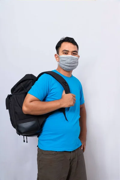 Uomo Con Zaino Nero Indossa Una Maschera Medica Una Maschera — Foto Stock