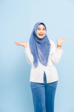 Kendinden emin ve gülümseyen Asyalı Müslüman bir doktorun ya da steteskoplu bir hemşirenin portresi..