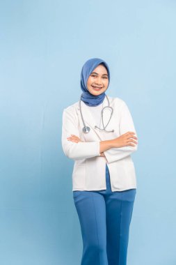 Kendinden emin ve gülümseyen Asyalı Müslüman bir doktorun ya da steteskoplu bir hemşirenin portresi..